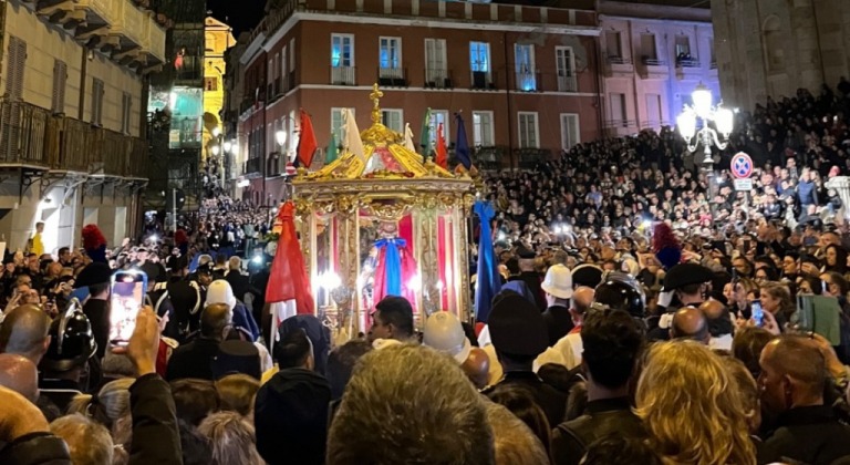 Cagliari, scontro tra gruppi di giovani: maxi zuffa nel Largo durante il rientro di Sant’Efisio