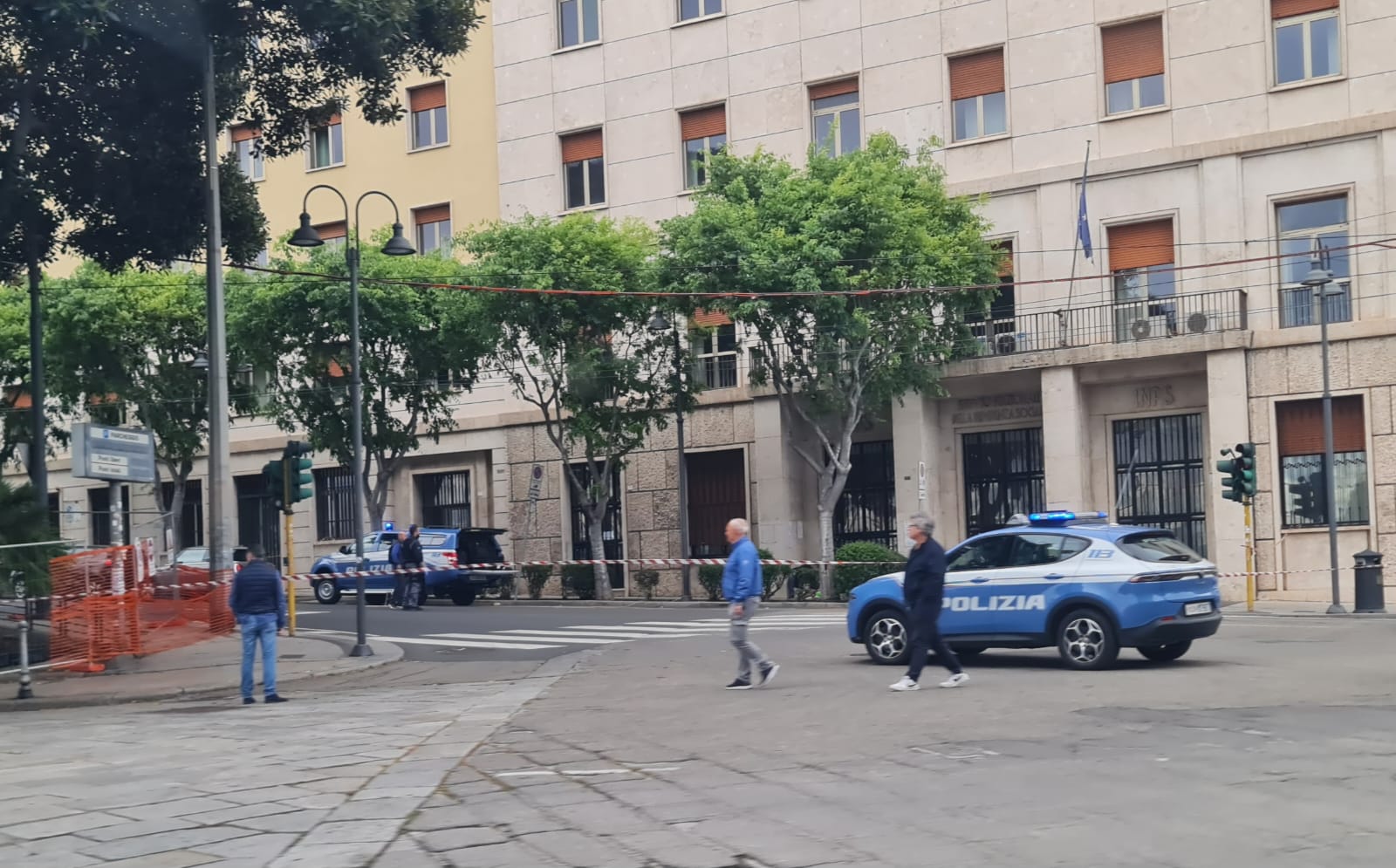 Allarme bomba all’Inps di Cagliari, palazzi evacuati e strade chiuse in attesa degli artificieri