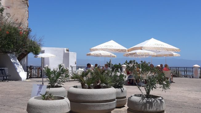 Cagliari, i titolari lasciano il gazebo in piazza per custodire le sedie: bar chiuso per 8 giorni