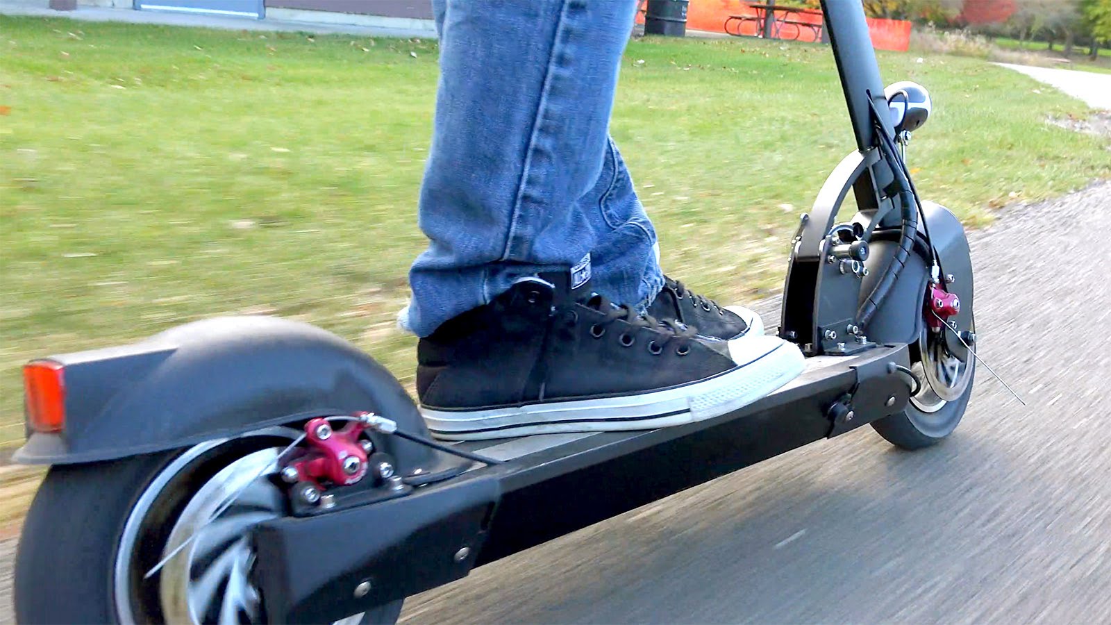 Paura a Cagliari, bus contro monopattino a Pirri: travolto un giovane pakistano