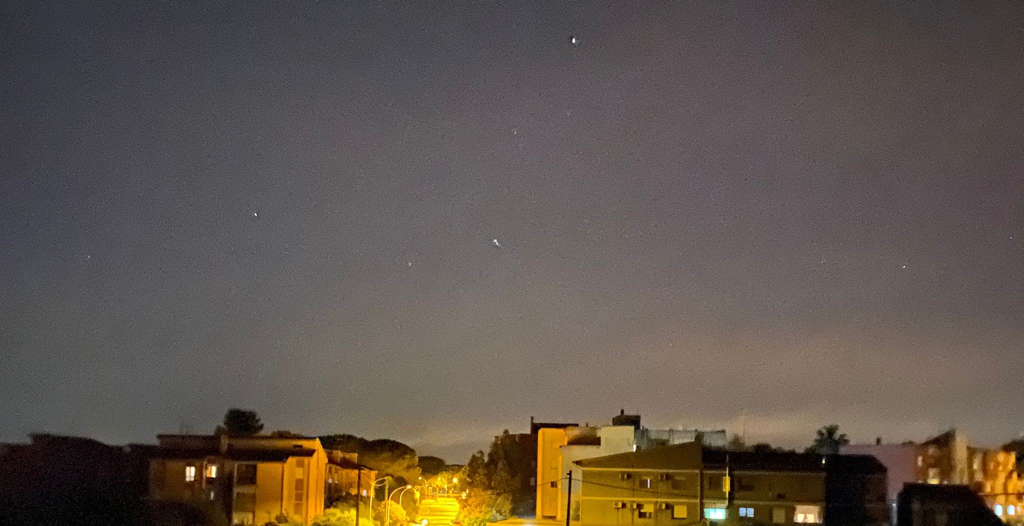 Con il naso all’insù aspettando il bis dell’aurora boreale: sarà una lunga notte in Sardegna