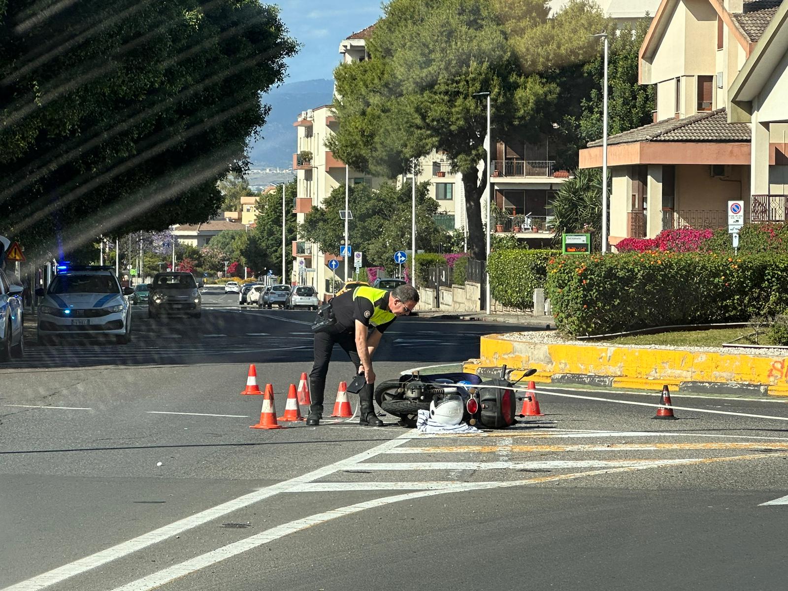 Cagliari, auto contro scooter alla rotonda di Genneruxi: un centauro anziano in codice rosso