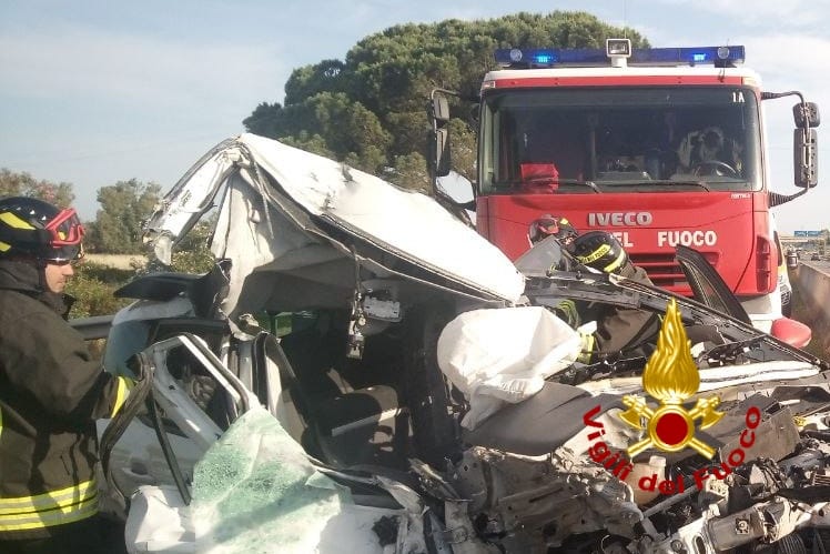 Pauroso schianto sulla 131, auto contro furgone: donna estratta dalle lamiere in gravi condizioni