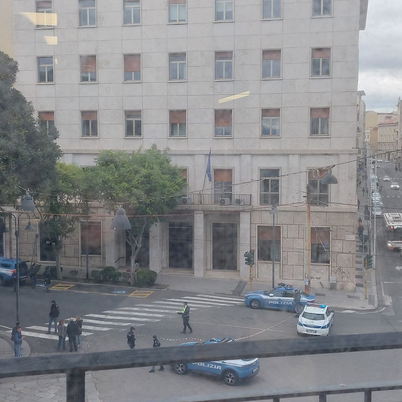 Bomboletta con fili elettrici attaccati, falso allarme bomba a Cagliari: indaga la polizia