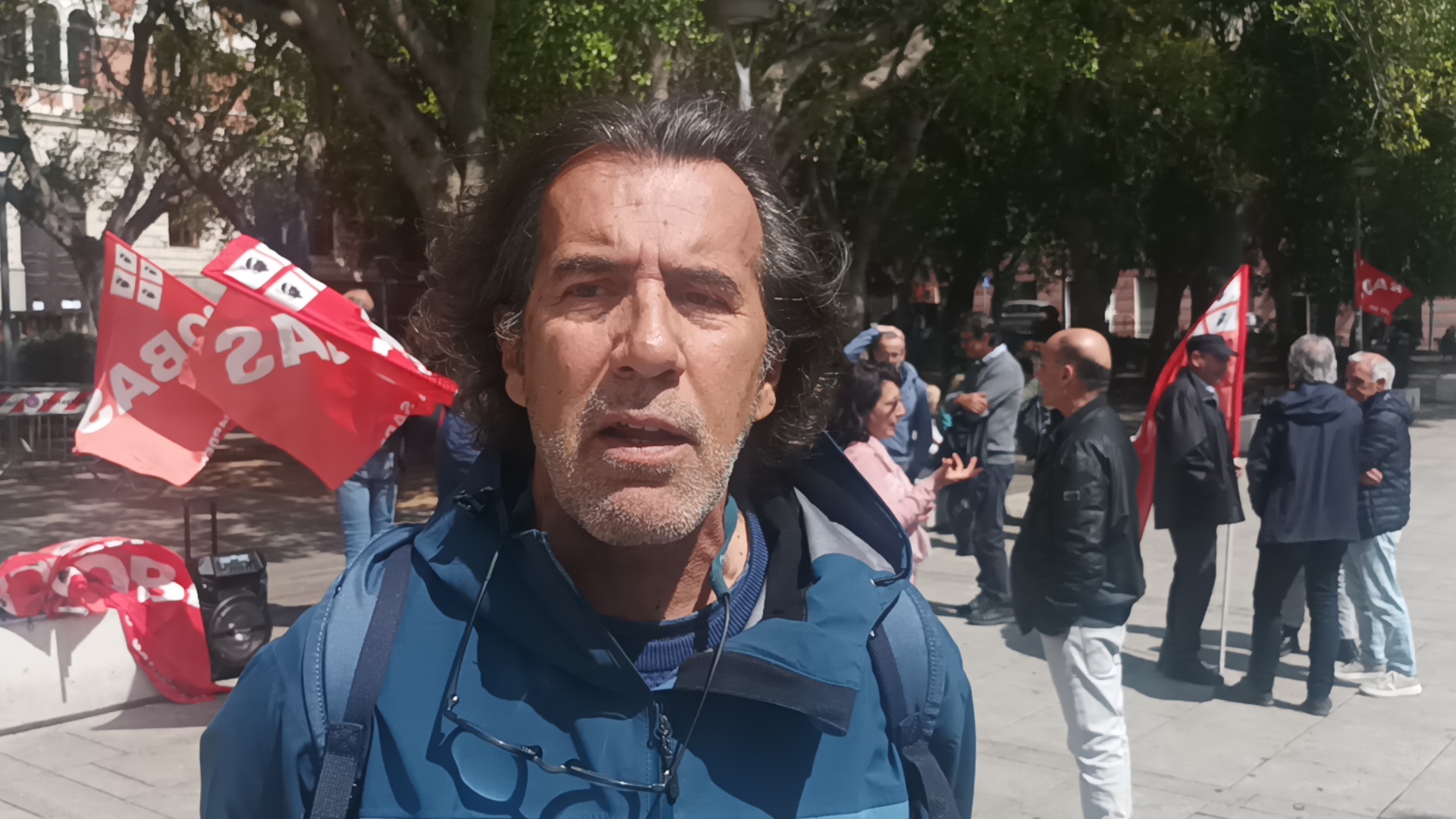 Cagliari, riecco i docenti in piazza: “Cento euro in più sono un’elemosina, fate lavorare i precari”