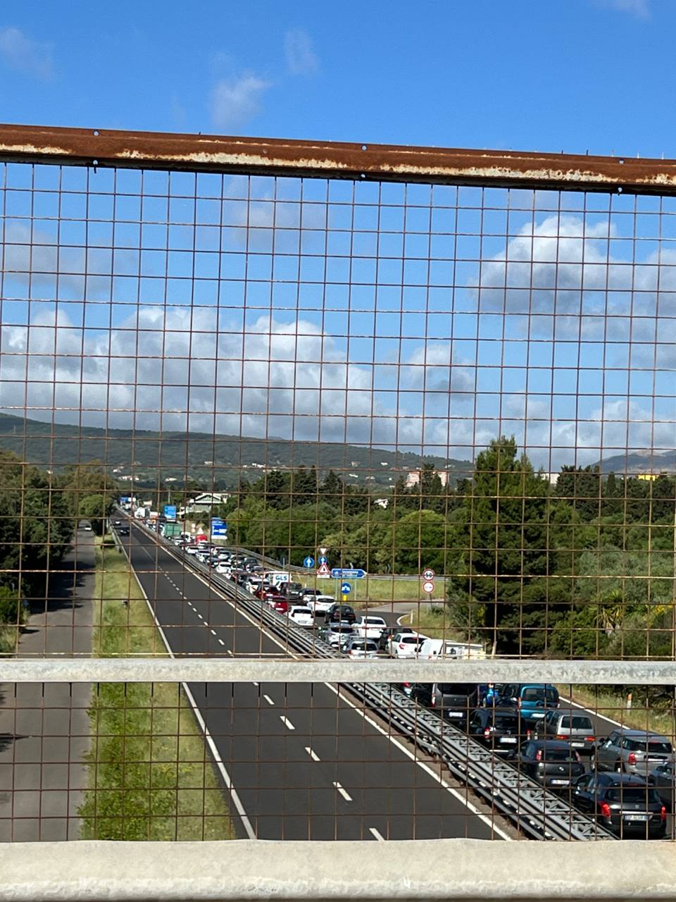 Traffico in tilt sulla 130, lunghissime code per due incidenti: c’è un ferito