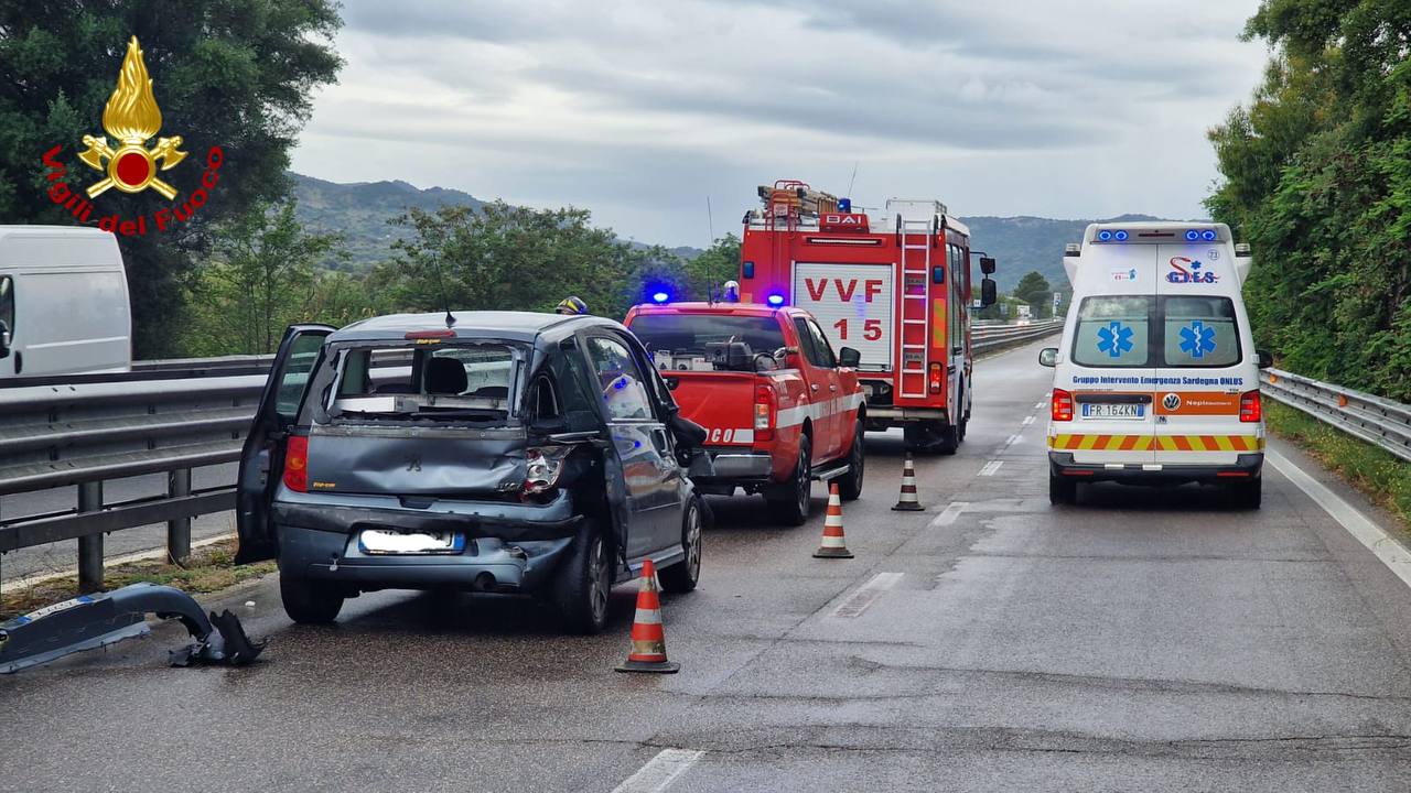 Grave incidente sulla 131, un’auto si ribalta più volte e si schianta contro il guardrail