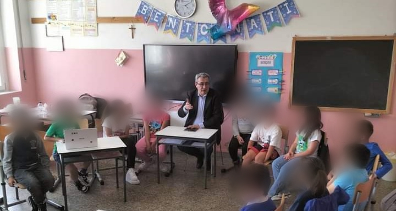 Mandas, tra i banchi della scuola elementare i bambini intervistano il sindaco