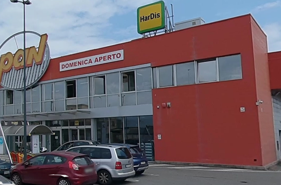 Cagliari, fa la spesa all’Hardis e cerca di scappare senza pagare: 62enne di Sinnai denunciata