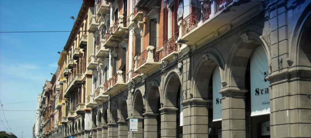 Cagliari, “ciak si gira” in via Roma: set cinematografico sotto i portici