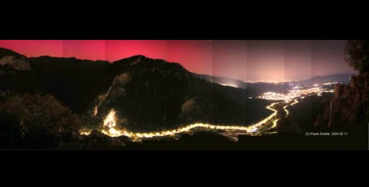 La magia dell’aurora boreale sopra l’entrata delle Grotte di San Giovanni a Domusnovas