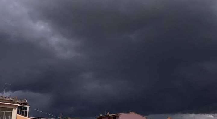 Fuori gli ombrelli, è tornata la pioggia in Sardegna: l’ennesimo ribaltone dopo il caldo