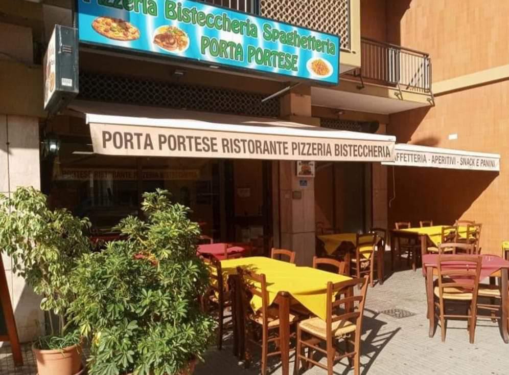 Cagliari, fioriere e tavolini abusivi in strada: ristorante di via Campania chiuso per 8 giorni dal Comune