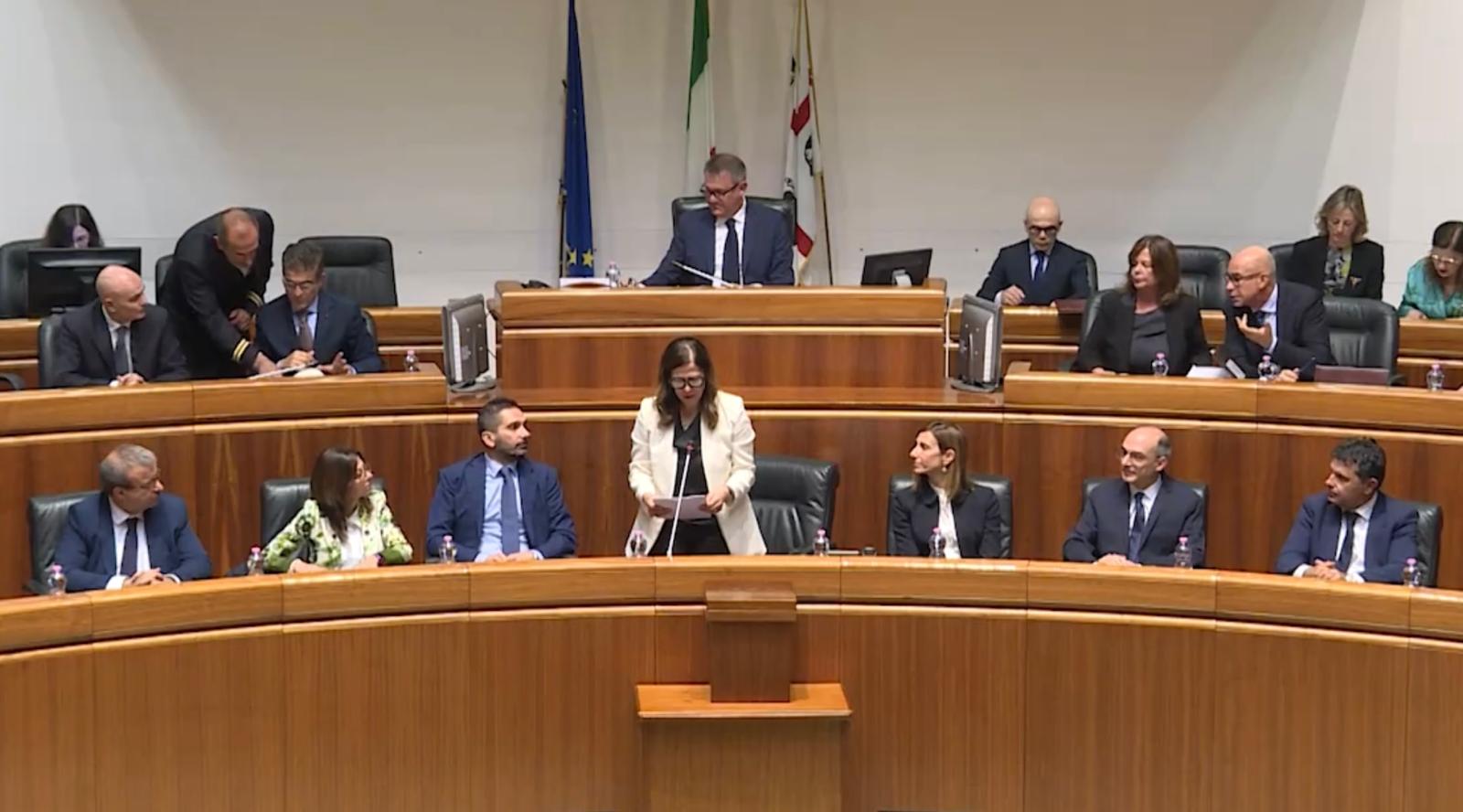 “Sarò la presidente di tutti”: Todde in aula col programma, manca mezza giunta