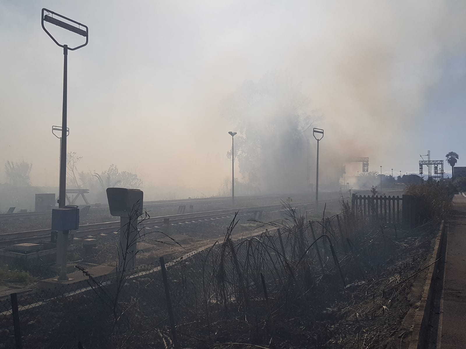 Vasto incendio nelle campagne di Elmas, fuoco e fumo vicino alla ferrovia e all’aeroporto