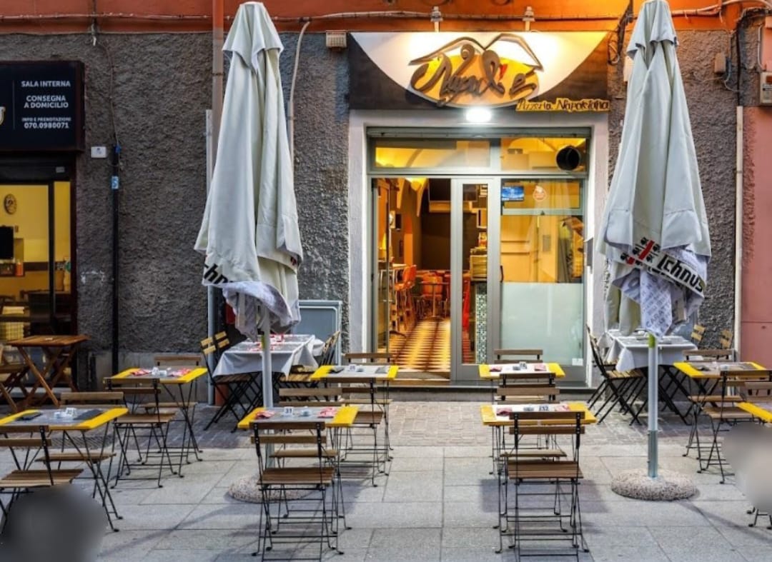 Tavolini abusivi nel Corso a Cagliari, la stangata del Comune: 18 mila euro di multa alla pizzeria Napul’è