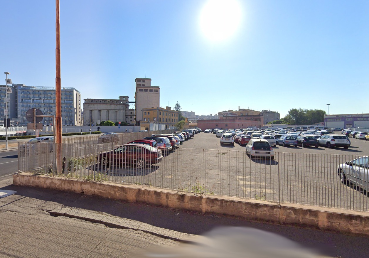 Cagliari, nel parcheggio di viale La Playa spazio al capolinea dei bus