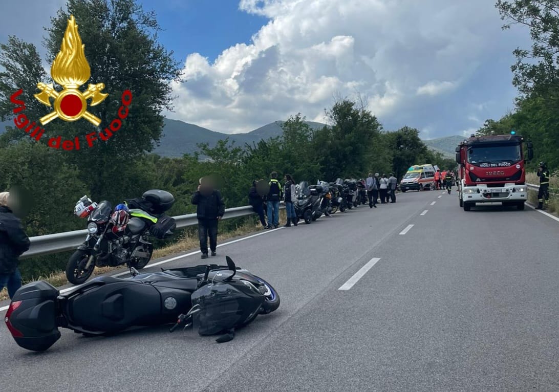 Perde il controllo dello scooter e si schianta a Bottida: muore 77enne, gravissima la moglie