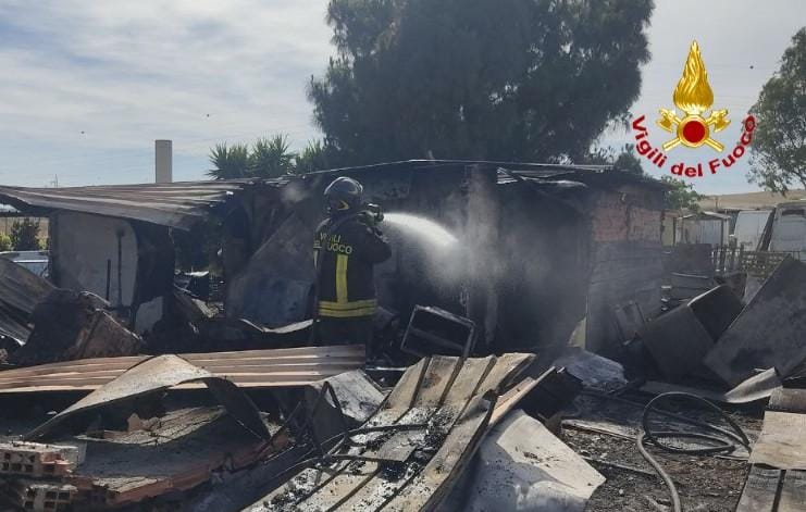 Incendio a Selargius: il fuoco distrugge un casolare a Pitz’e Pranu