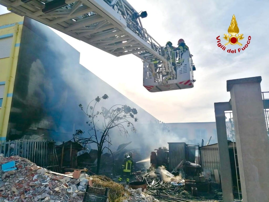 Paura nella zona industriale di Settimo, deposito di masserizie in fiamme in via Mattei