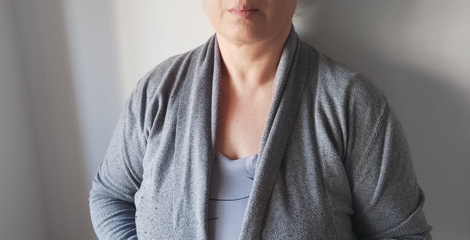 Elisa, aiuto cuoco 50enne a Cagliari: “1500 euro e orari fissi dopo turni e paghe assurde, capisco chi scappa all’estero”