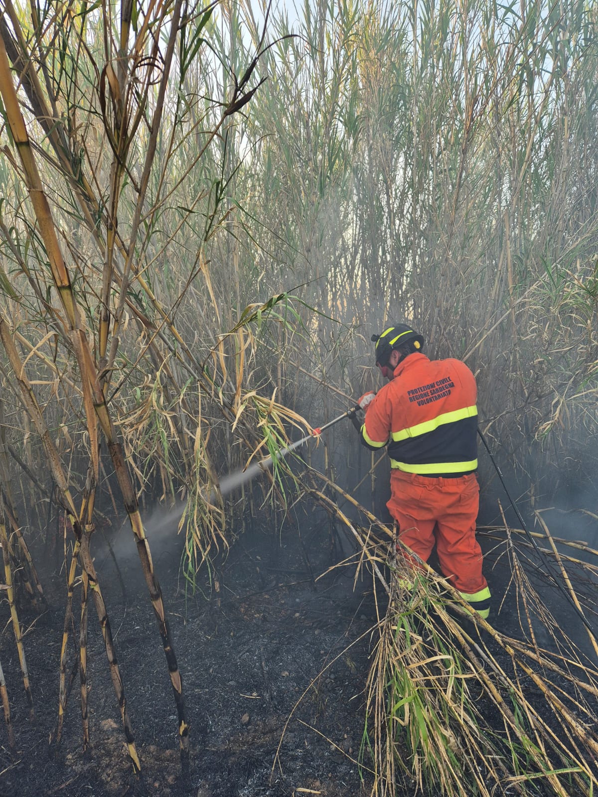 Elmas, riesplode l’incendio vicino alla laguna: un asilo sgomberato ma situazione sotto controllo