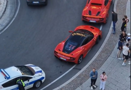 Cagliari, agenti implacabili sotto il Bastione: multate due Ferrari per divieto di sosta (VIDEO)