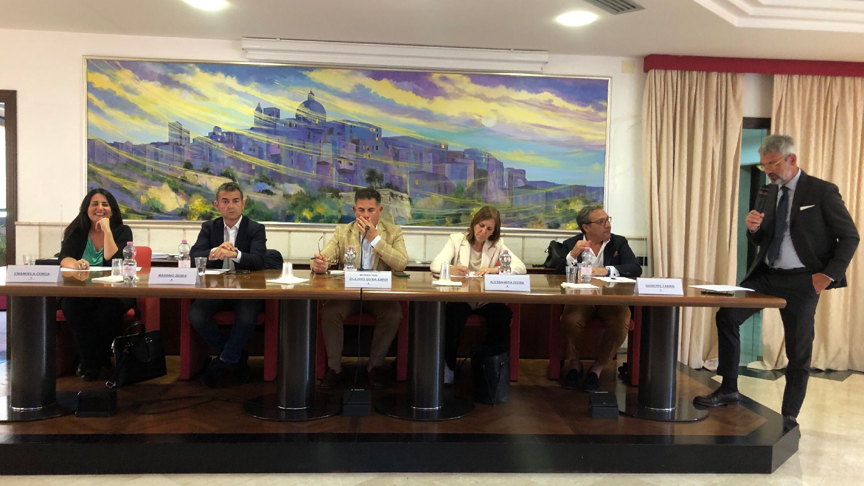 “Cantieri infiniti e centri commerciali che hanno ucciso i piccoli negozi: Cagliari è in gravissime condizioni”