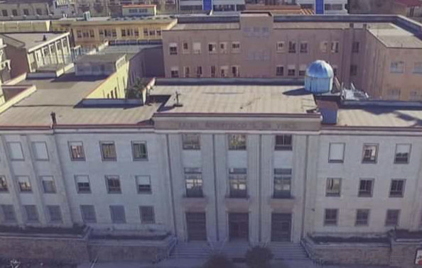 Un 15enne accoltella un compagno di classe dopo una lite: momenti di grande paura e tensione