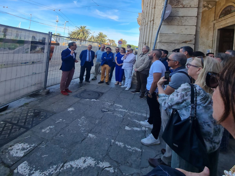 A Cagliari via Roma in agonia, Farris: “Cantiere chiuso in 3 mesi, eliminiamo il bosco di Boeri e rimettiamo 4 corsie lato portici”