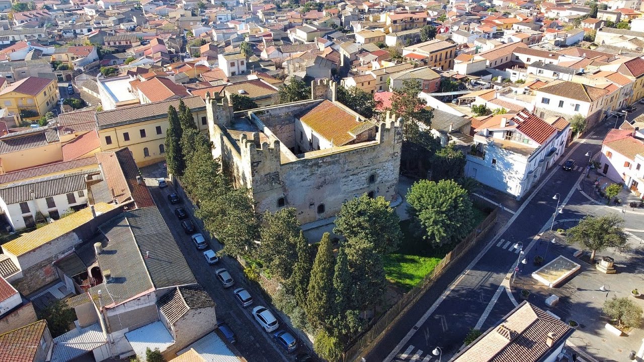 Divieto di avvicinamento e braccialetto per botte all’ex marito a Sanluri, tutto annullato: “Lo denuncerò per avermi investita”