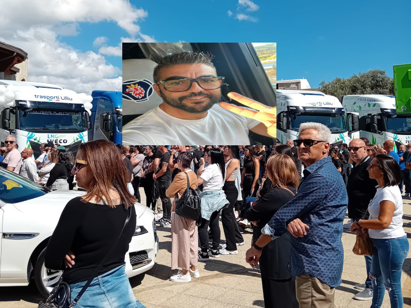 Monserrato, l’addio al camionista eroe Giuseppe Casula tra palloncini e clacson: “Ciao Peppe”