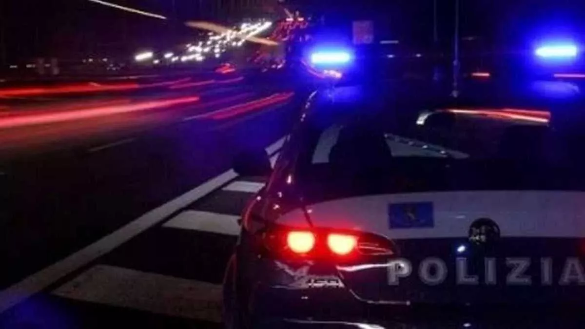 Cagliari, in auto ha 10 coltelli e un bastone: 52enne cerca di distrarre i poliziotti utilizzando la magia
