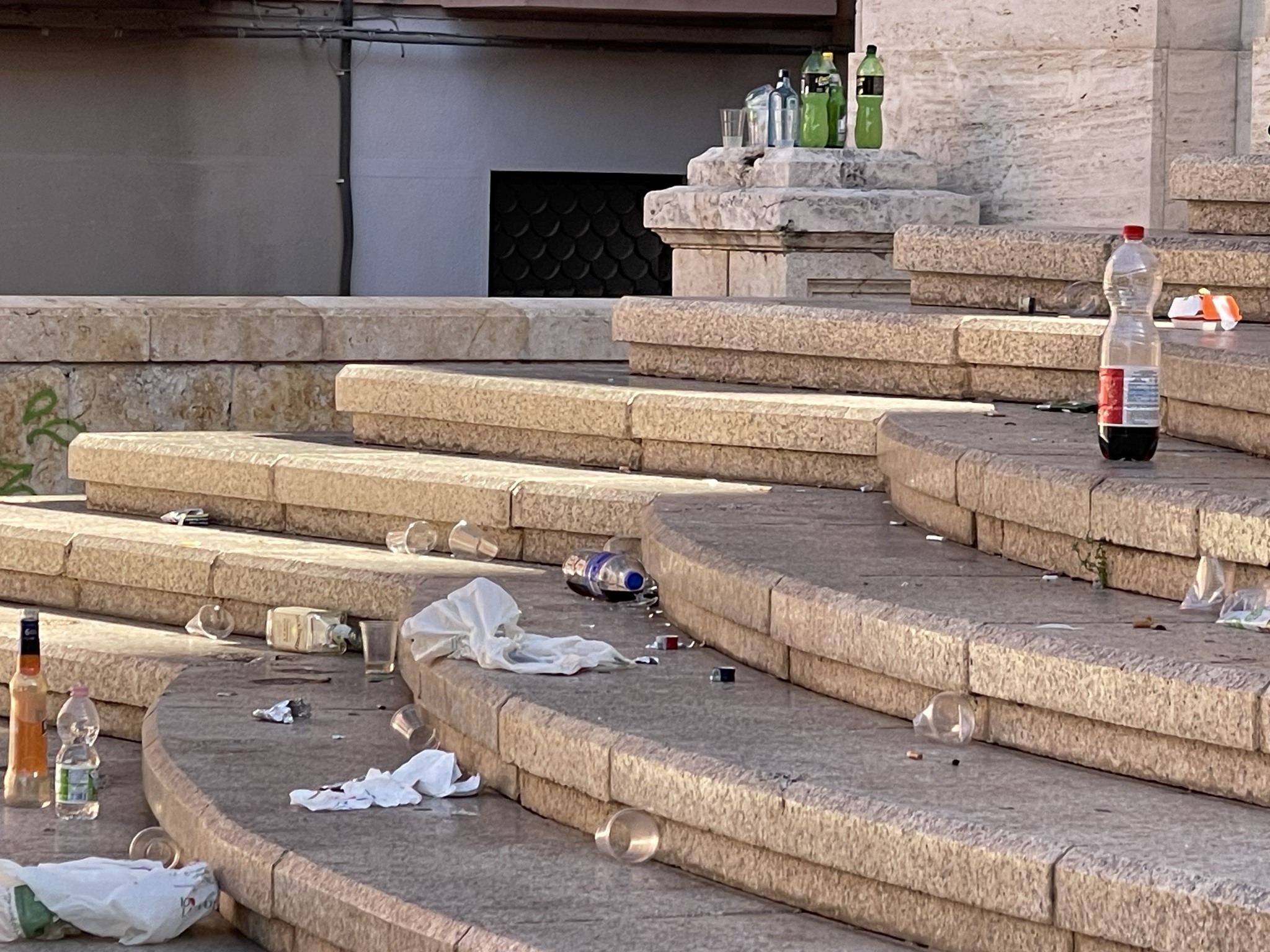 Malamovida a Cagliari, la scalinata di Sant’Anna come discarica e wc a cielo aperto