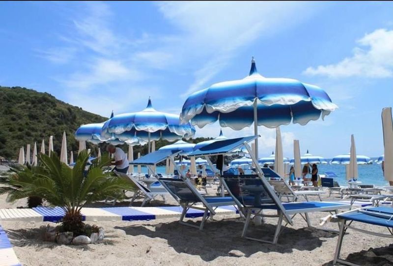 Sardegna, l’estate dei salassi in spiaggia: “Ombrellone e lettino a 60 euro nei weekend, acqua e gelati più cari”