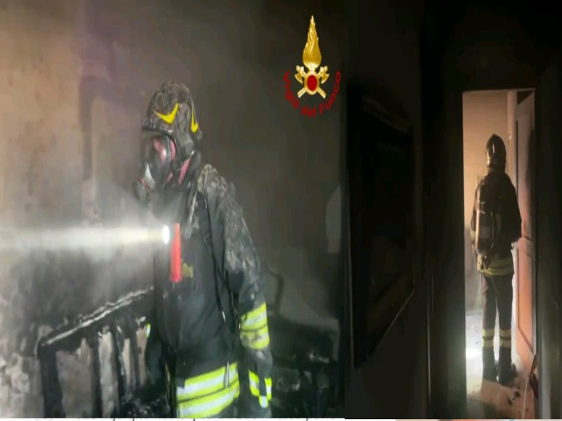 Casa in fiamme a Settimo San Pietro, i pompieri eroi salvano due anziani all’ultimo