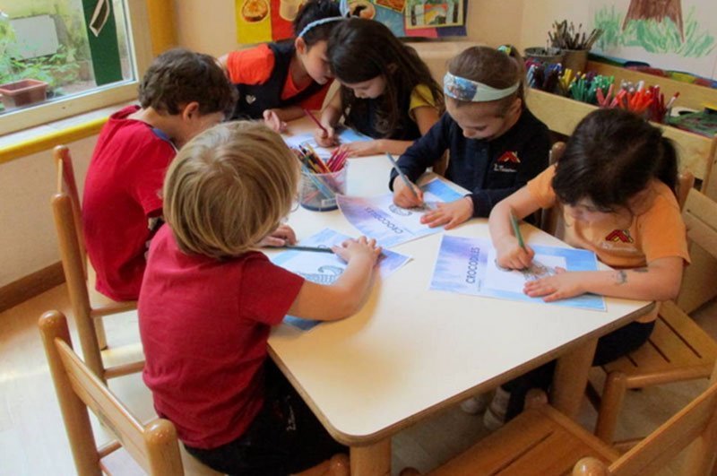 Elmas, genitori in rivolta alla materna: “No alle divise, costano troppo”