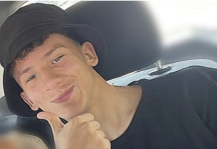 Francesco fa un incidente con lo scooter, viene investito da un camion e muore a 17 anni