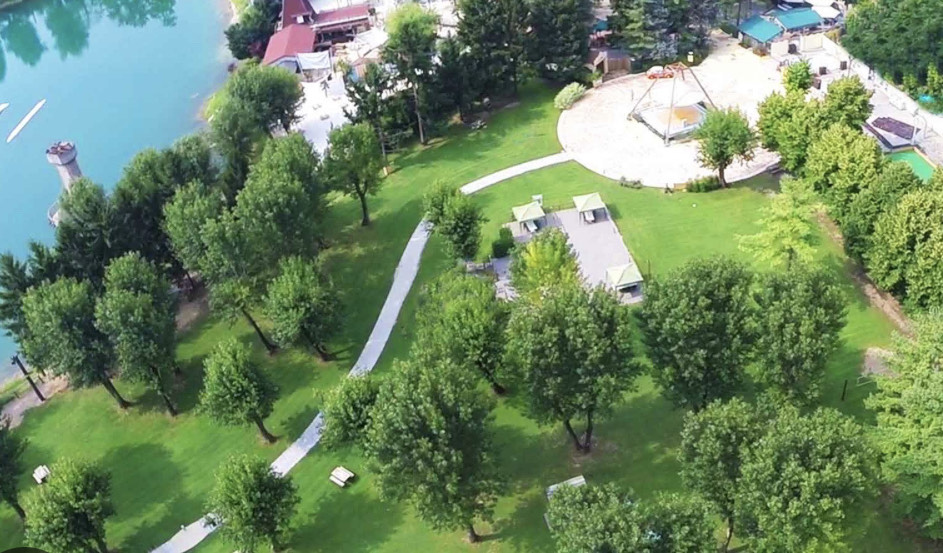 Bambina di 11 anni rischia di annegare in piscina e muore dopo 3 giorni in ospedale