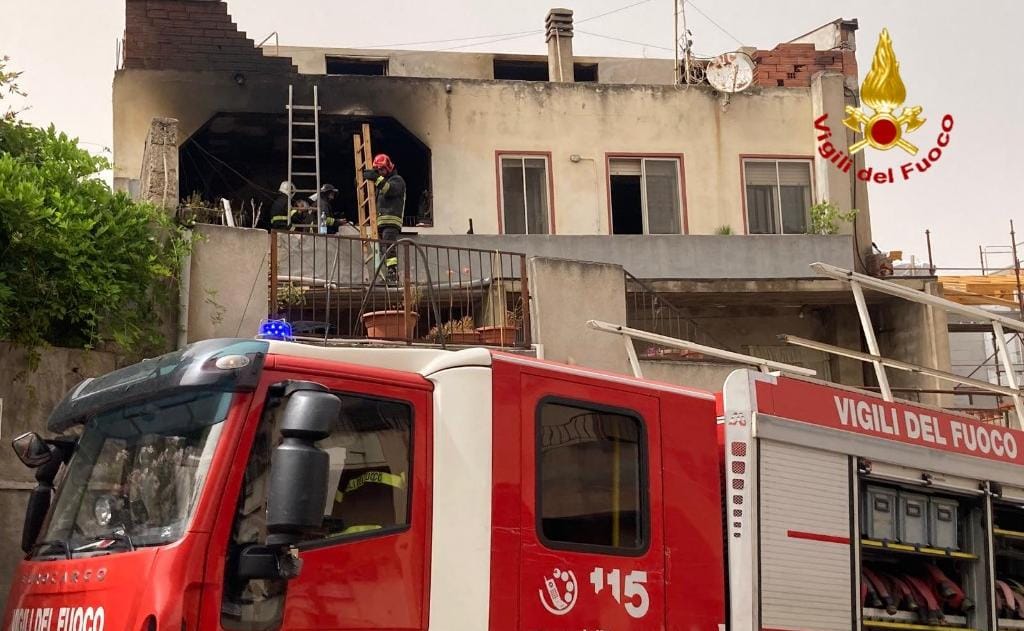 Scintille da una presa, il fuoco avvolge il primo piano di una casa a Monastir: marito e moglie salvi all’ultimo