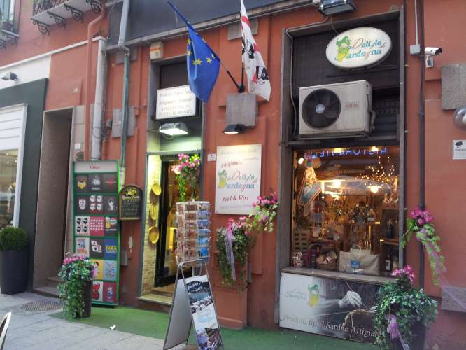 Cagliari, lavagnetta e cartoline in strada senza permesso: multa da 2 mila euro