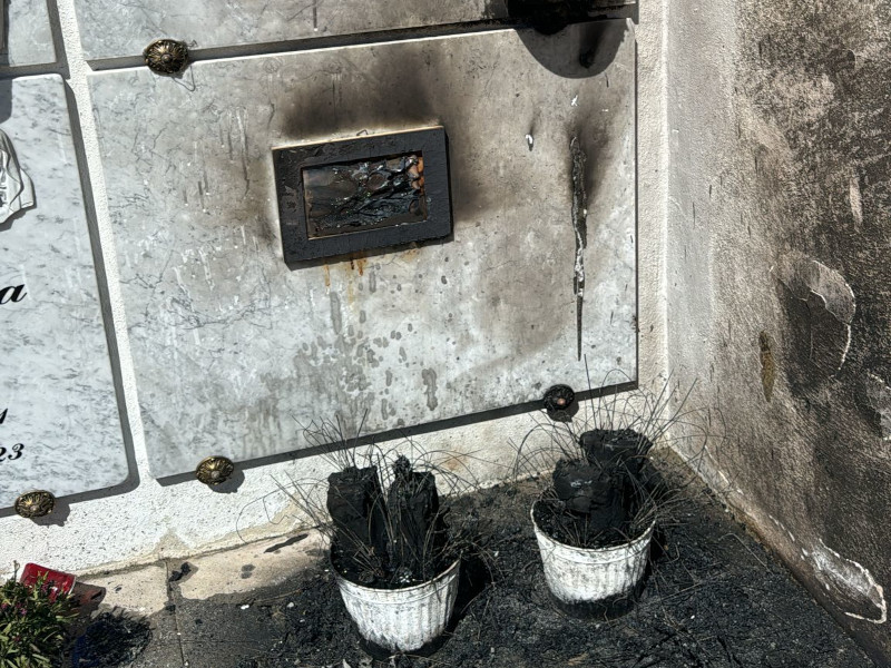 Incendio avvolge la lapide di un neonato a Assemini, i genitori: “Denunceremo il fatto perché vogliamo vederci chiaro”