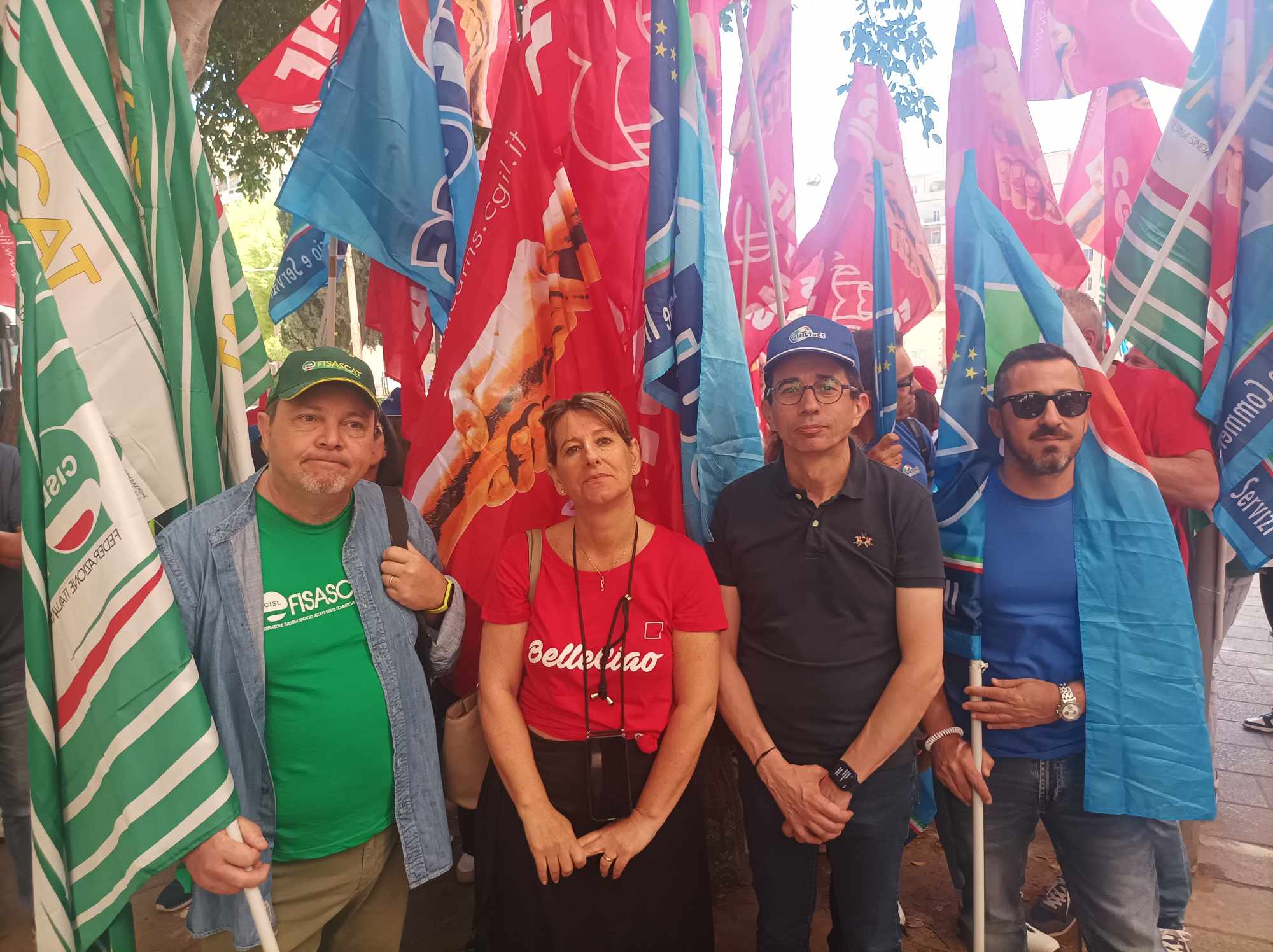 Cagliari, addetti mensa e baristi in trincea: “Vogliono negarci anche 200 miseri euro di aumento”