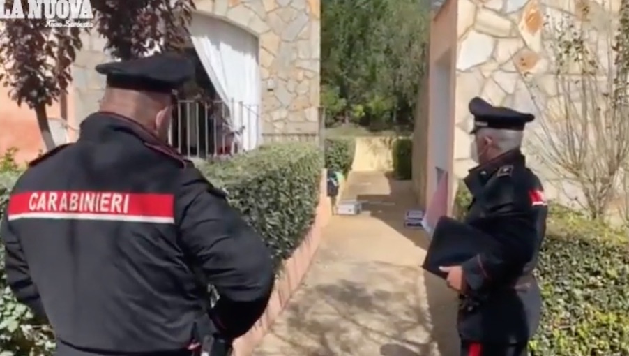 Massacrò i genitori con la fiocina e le forbici da pesca, la madre in aula a Sassari: “L’ho perdonato”