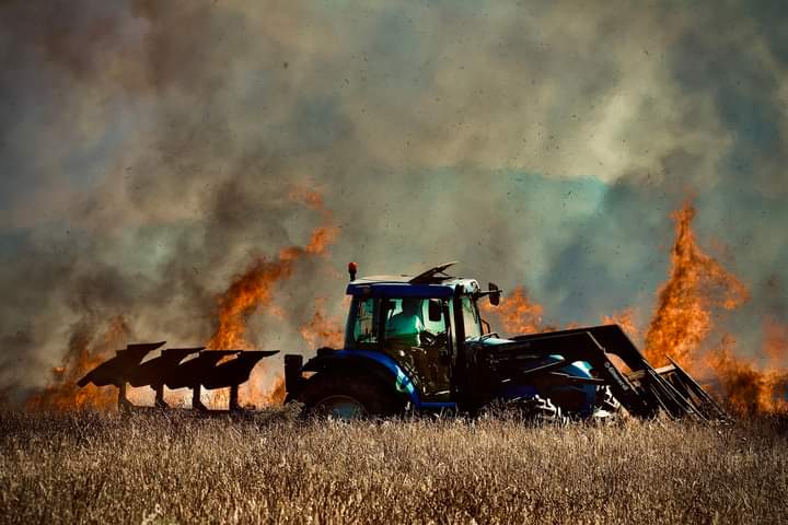 Villasor, agricoltori eroi tra le fiamme: incendi spenti con trattori e camion