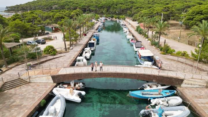 Buone notizie per chi ama la spiaggia di Porto Pino, dopo due anni riapre il ponte pedonale