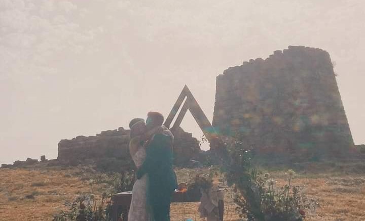 Suelli, fiori d’arancio davanti al nuraghe