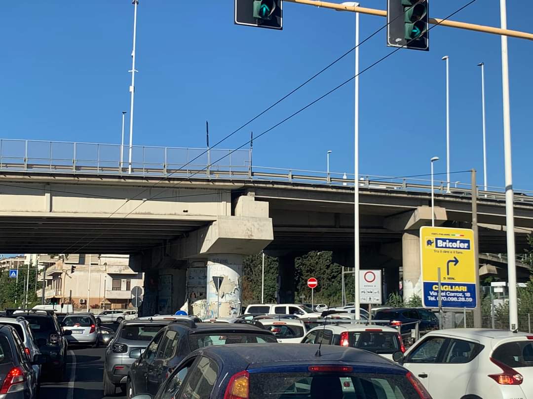 Cagliari, due incidenti paralizzano la 195: traffico a singhiozzo anche in viale Marconi