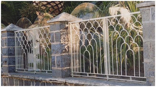 I consigli di Neon Europa: il plexiglas per ringhiere e cancelli, una scelta ideale per sicurezza e design