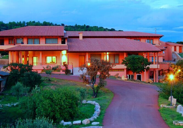 Guspini, caccia a imprenditori e soldi per il Sa Rocca: lo storico hotel all’asta per 2,2 milioni